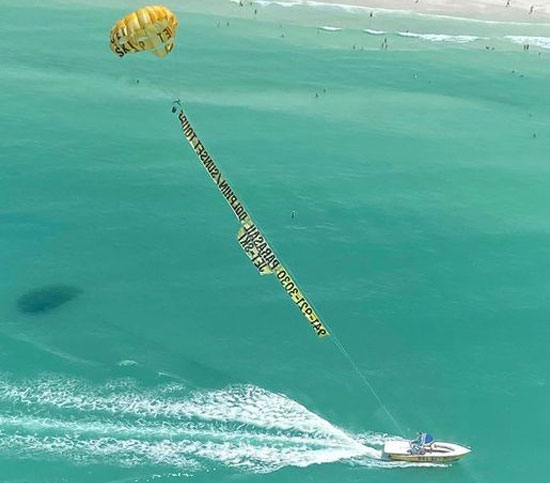 sea sailing parasails>